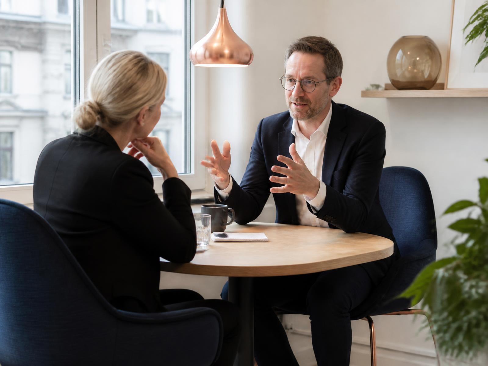 Skatterådgivare går igenom utdelningsutrymme med ägare